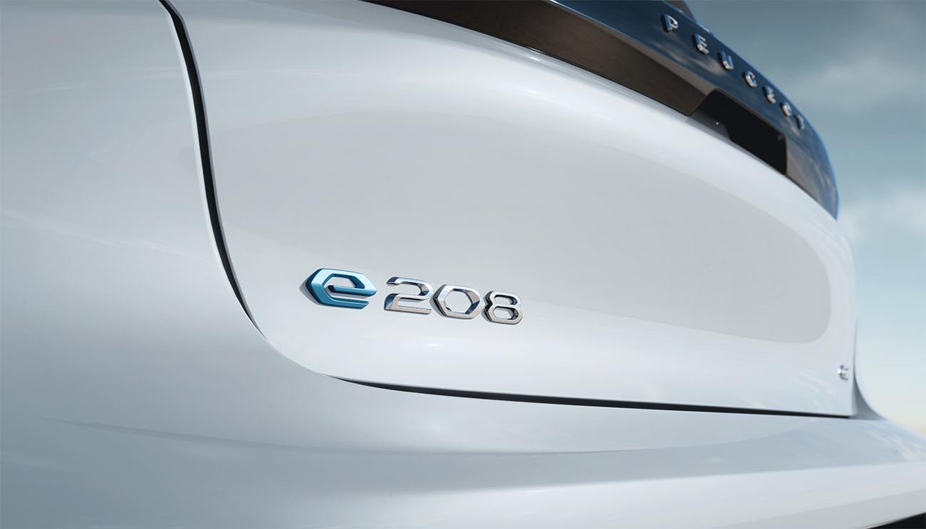 _0002_peugeot-e-208-long-range-rear-logo