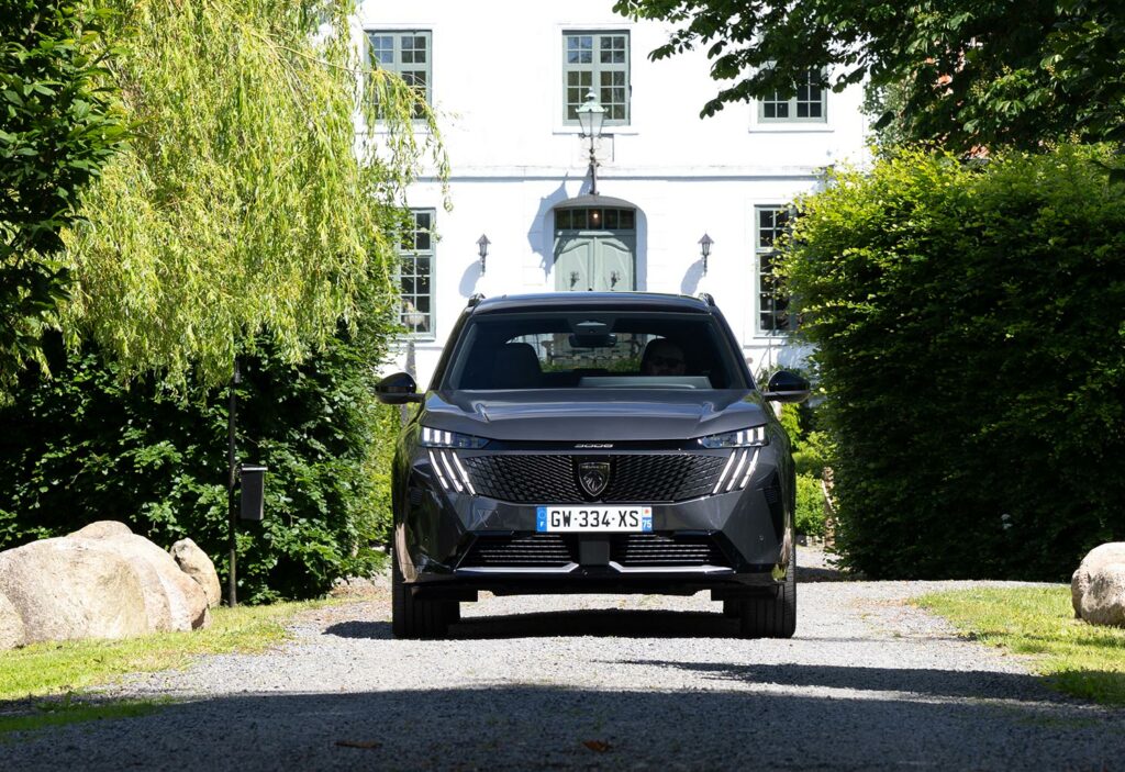 new-peugeot-E-5008-suv-new-car-sales-media-61